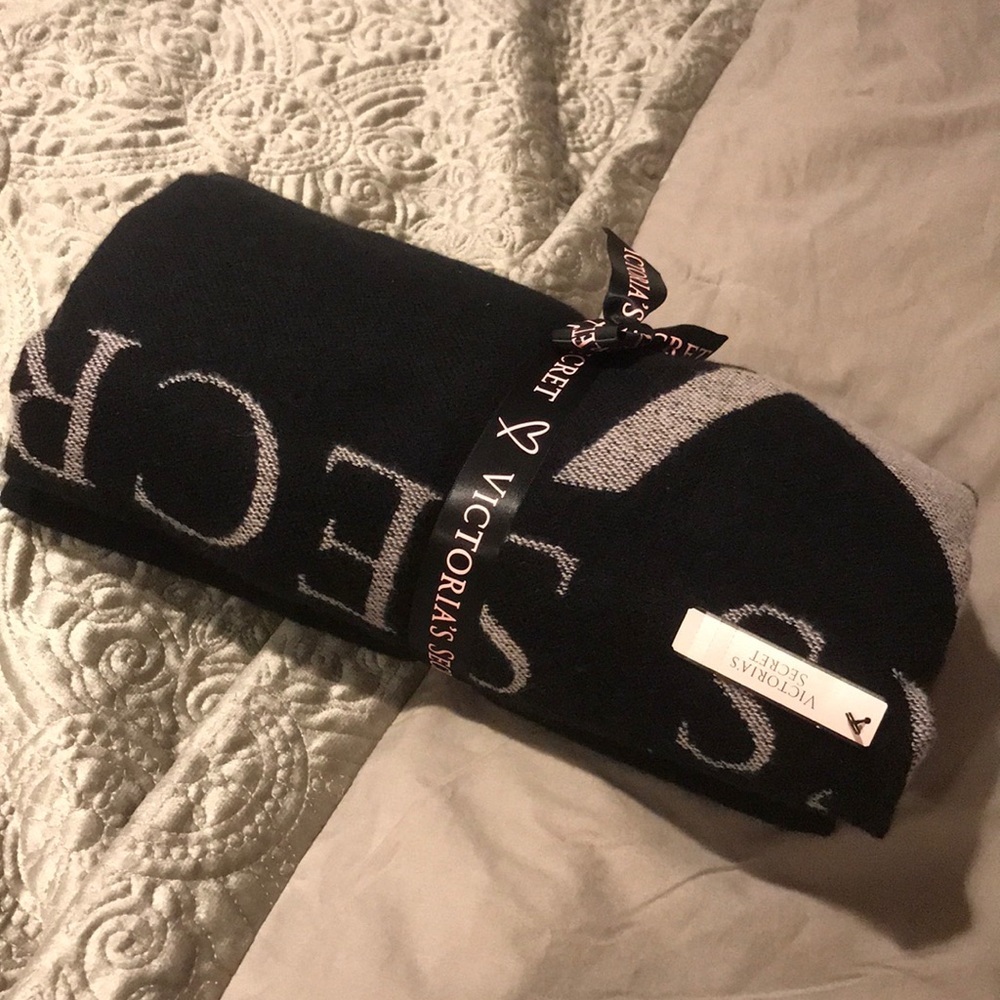 V I C T O R I A S E C R E T B L A N K E T - image 1